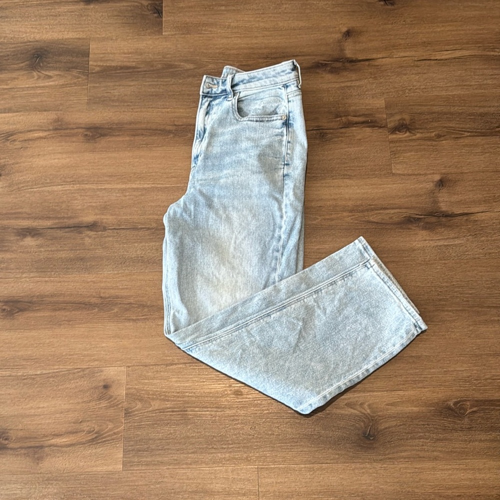 Woman's American Eagle Stretch Mom Jeans. Size 8